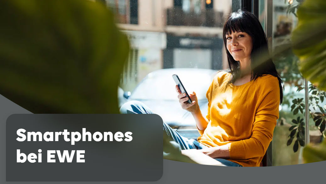 Smartphones bei EWE Dekoratives Bild. Eine Frau sitzt bequem auf einem Stuhl und hat ihr Handy in der Hand. Im Hintergrund ein Schaufenster mit Blick auf die Straße.